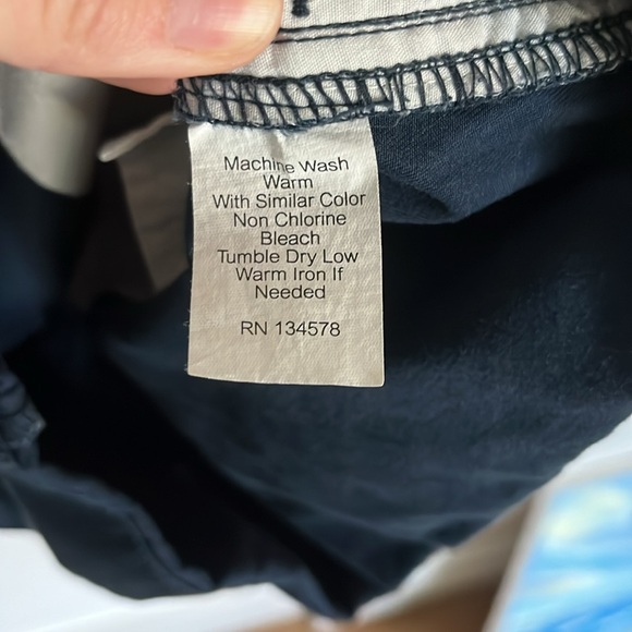 Size 2, Navy Women’s Vineyard Vines shorts - Picture 6 of 6